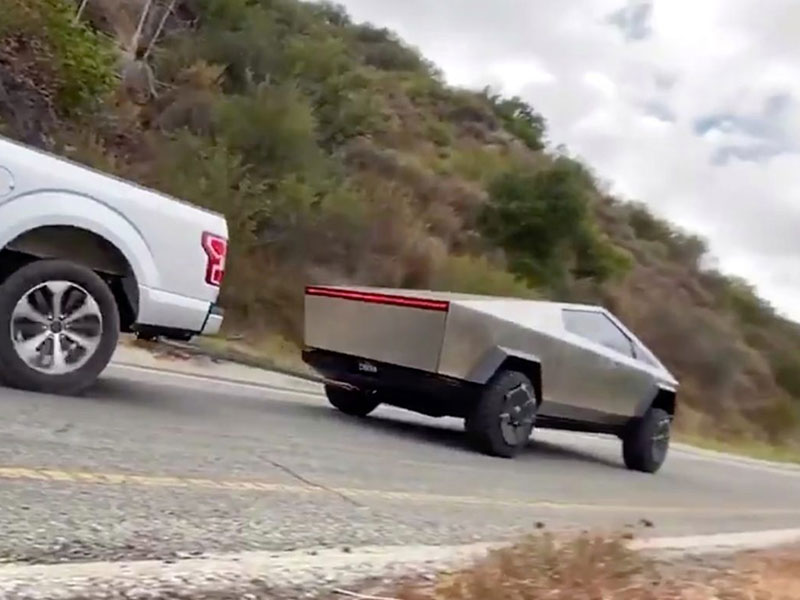 فيديو لتحدٍ ناري بين شاحنة "تسلا" المدرعة و"فورد"